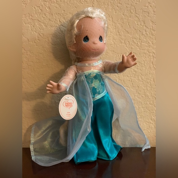 Precious Moments : Disney Frozen 2 Find Your Spirit Within Elsa Figurine main image 1